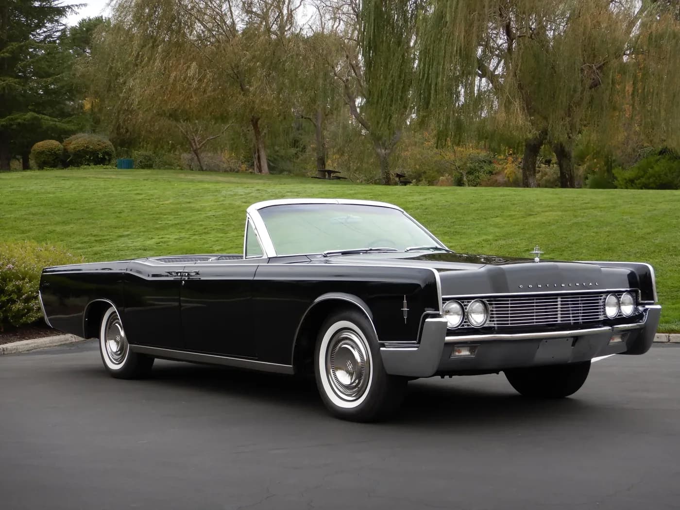 Lincoln Continental — group transportation in Miami