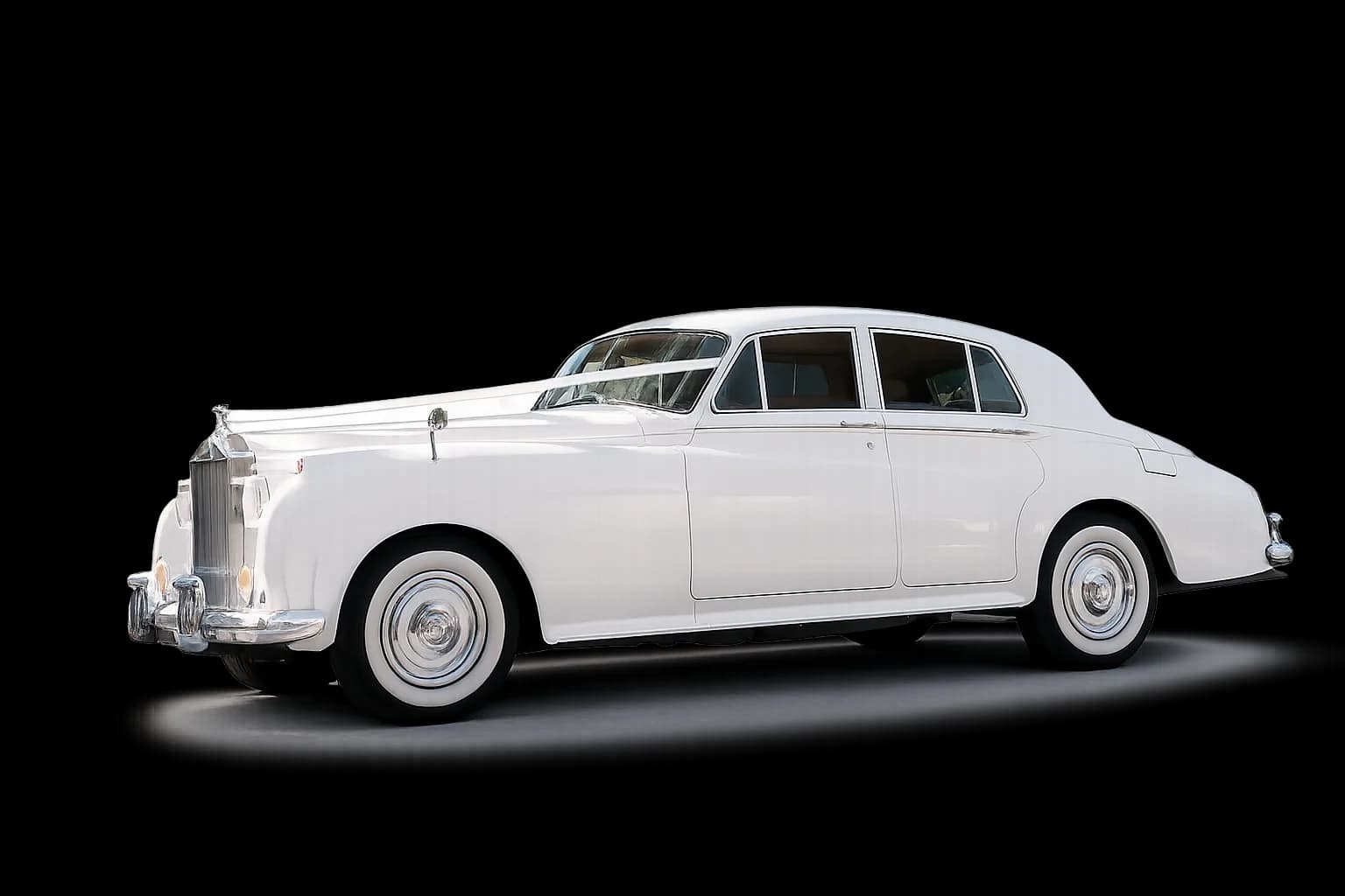 White classic Rolls Royce wedding car with ribbons — Miami